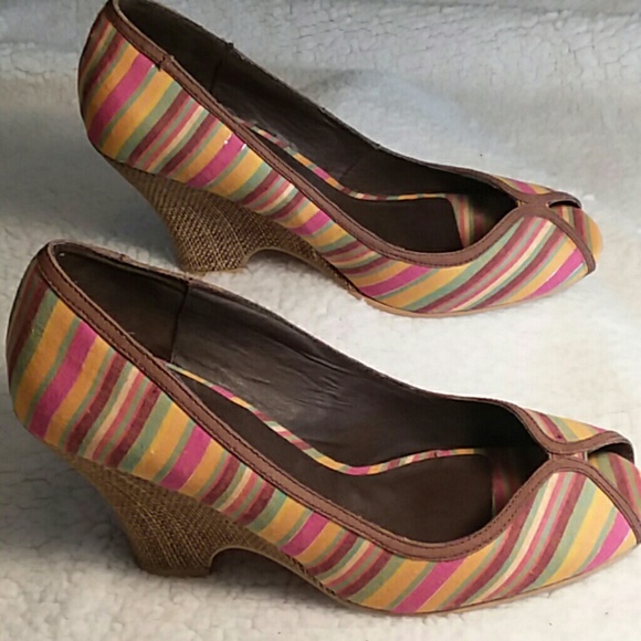 Restricted peep toe wedges - Picture 2 of 4